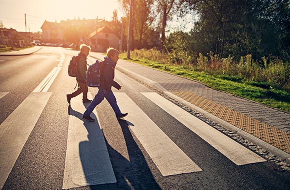 Kinderen in het verkeer – Kinderen bij een zebrapad Kinderen in het verkeer – Kinderen bij een zebrapad