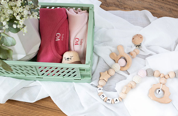 Eine Kinderwagen- oder Nuggikette kannst du individuell mit Namen gestalten. Eine Kinderwagen- oder Nuggikette kannst du individuell mit Namen gestalten.