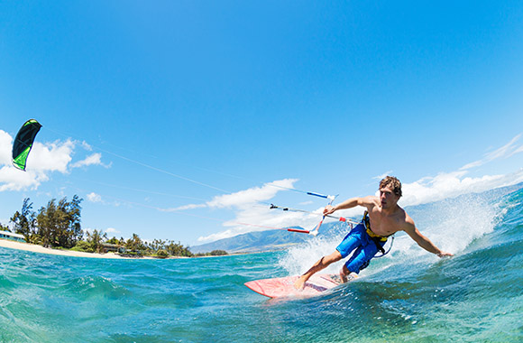 Kitesurf – Con le giuste condizioni di vento potrai volare per qualche secondo. Kitesurf – Con le giuste condizioni di vento potrai volare per qualche secondo.