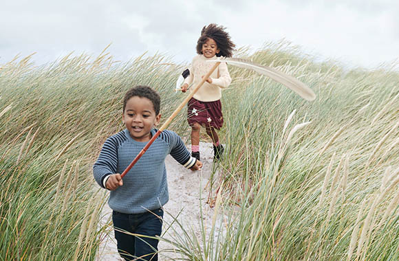 Faden gezogen – Gerade bei Kindern ist schnell ein Loch im Strickpullover. Faden gezogen – Gerade bei Kindern ist schnell ein Loch im Strickpullover.