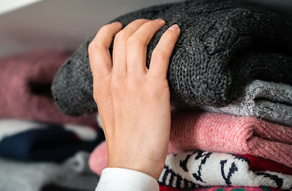 Pullover platzsparend aufbewahren – Tipps zur Lagerung von Strickkleidung. Pullover platzsparend aufbewahren – Tipps zur Lagerung von Strickkleidung.