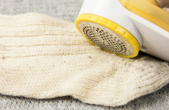 Pilling – Fusseln einfach vom Pullover entfernen. Pilling – Fusseln einfach vom Pullover entfernen.