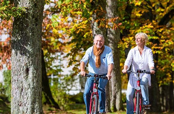 Sport op oudere leeftijd – Fietsen is goed voor de gewrichten. Sport op oudere leeftijd – Fietsen is goed voor de gewrichten.