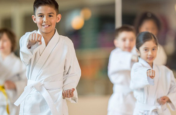 Kung-Fu voor kinderen– Kinderen bij de vechtsport training. Kung-Fu voor kinderen– Kinderen bij de vechtsport training.