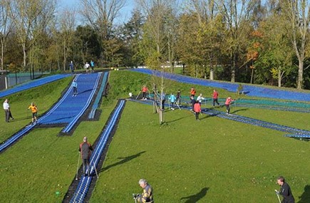 Deelnemers op de kunststof langlauf loipe. Deelnemers op de kunststof langlauf loipe.