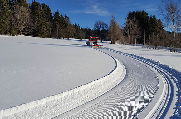 Loipen werden gespurt im Langlaufzentrum Bischofsgrün. Loipen werden gespurt im Langlaufzentrum Bischofsgrün.