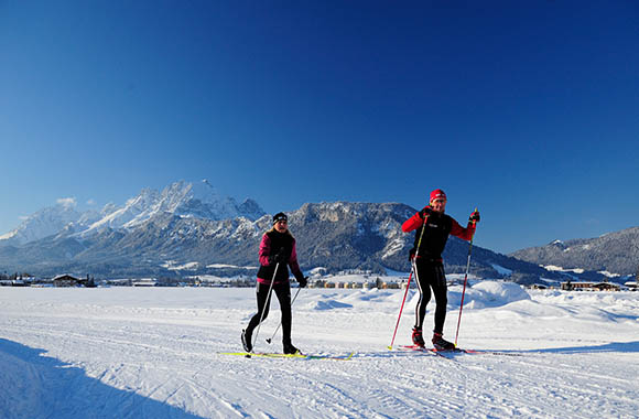 Langläufer vor dem Wilden Kaiser. Langläufer vor dem Wilden Kaiser.