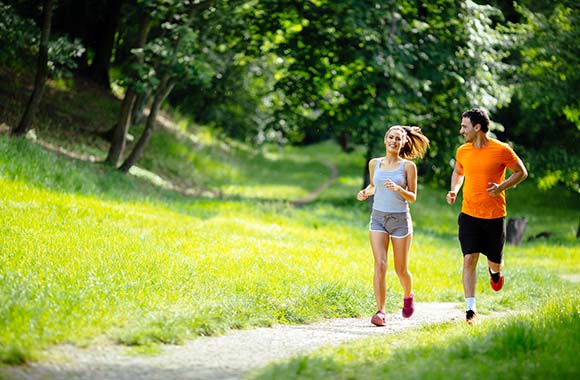 Joggen lernen – Pärchen trainiert zusammen.