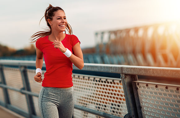 Tenue de sport : une femme en tenue de sport en train de courir.