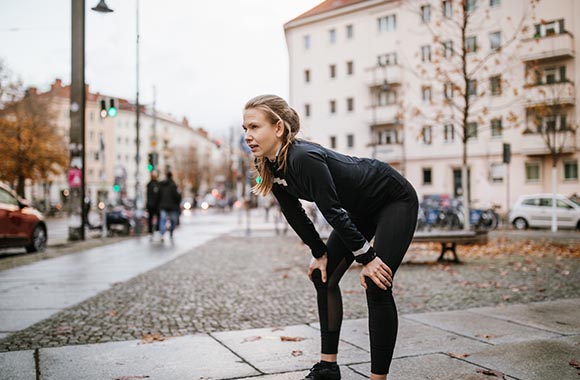 Une joggeuse fait une pause lors de son entraînement. Une joggeuse fait une pause lors de son entraînement.