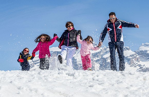 Località sciistica Madonna di Campiglio – Una famiglia gioca sulla neve. Località sciistica Madonna di Campiglio – Una famiglia gioca sulla neve.