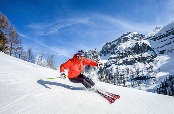 Località sciistiche trentino: sciatrice in pista a Campiglio. Località sciistiche trentino: sciatrice in pista a Campiglio.