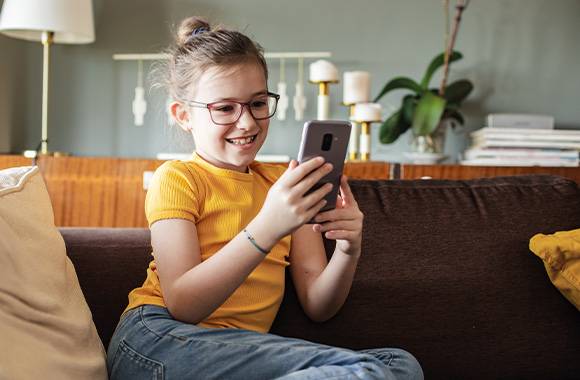 Handy für Kinder – Kleines Mädchen nutzt ihr eigenes Smartphone.