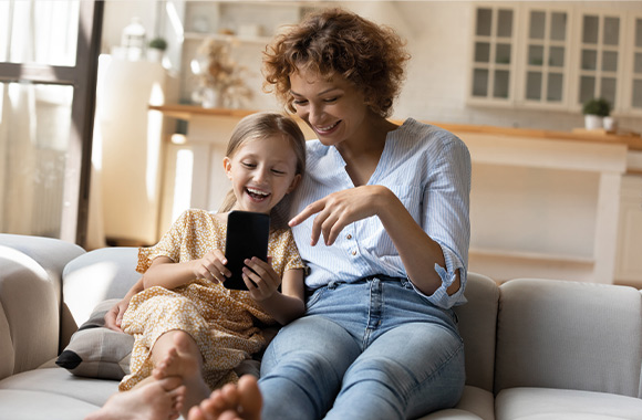 Soziale Netzwerke Kinder – Mutter und Tochter erkunden zusammen Social Media. Soziale Netzwerke Kinder – Mutter und Tochter erkunden zusammen Social Media.