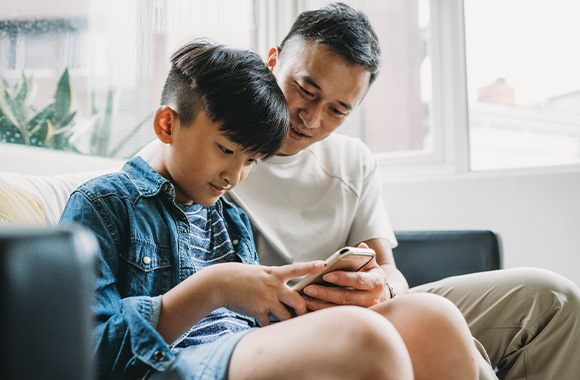 Gefahren von Social Media – Vater erklärt seinem Sohn die Privatsphäre-Einstellungen. Gefahren von Social Media – Vater erklärt seinem Sohn die Privatsphäre-Einstellungen.