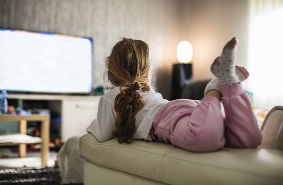 Netflix ouderlijk toezicht - klein meisje kijkt alleen TV. Netflix ouderlijk toezicht - klein meisje kijkt alleen TV.