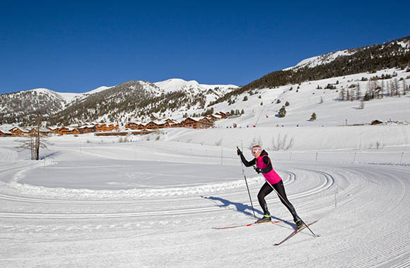 Une femme fait du ski nordique à Montgenèvre. Une femme fait du ski nordique à Montgenèvre.