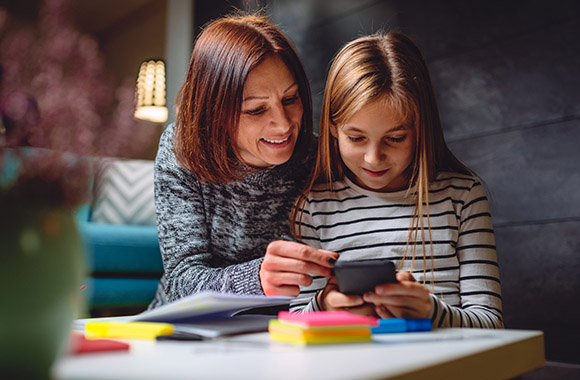 Online risks: Accompany your child during his or her first steps on the internet. Online risks: Accompany your child during his or her first steps on the internet.