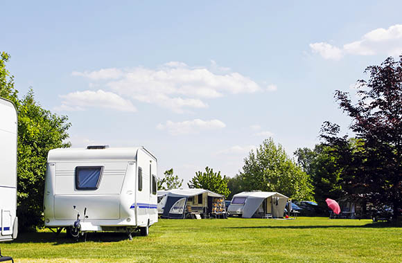 Caravans staan op een camping. Caravans staan op een camping.