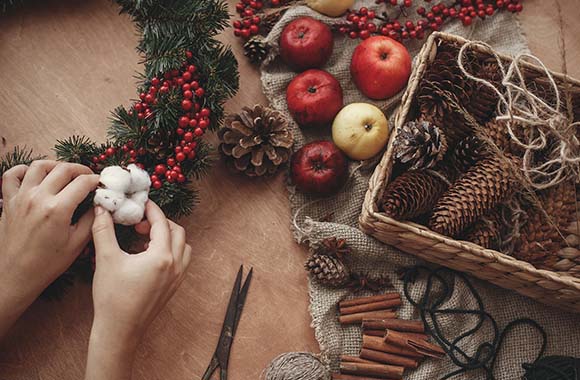 Sustainable Christmas decorations - design a Christmas wreath from natural materials.