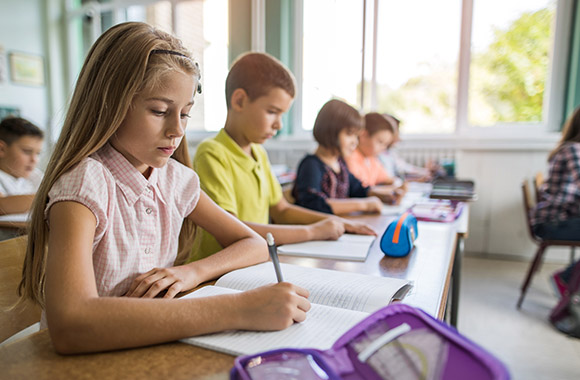 Netiquette: At school, smartphones must be put away in the school bag. Netiquette: At school, smartphones must be put away in the school bag.