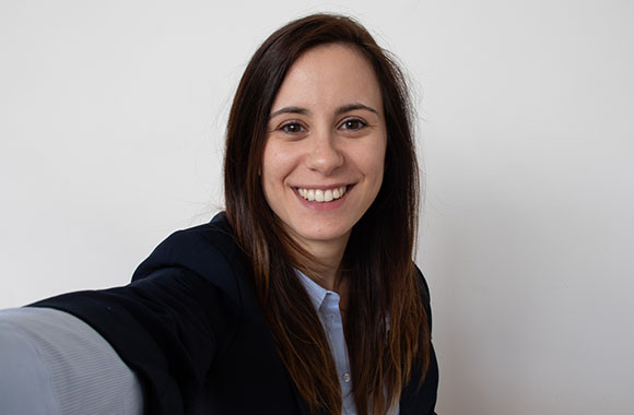 Ongepaste cv-foto – slechte belichting en verkeerde hoek. Ongepaste cv-foto – slechte belichting en verkeerde hoek.