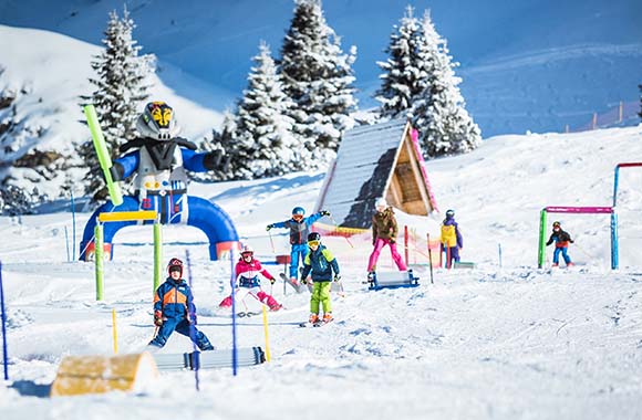 Obertauern – Kinder fahren Ski. Obertauern – Kinder fahren Ski.