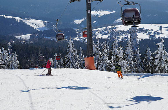 Skifahrer bei der Abfahrt. Skifahrer bei der Abfahrt.