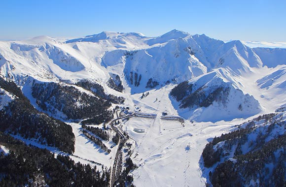Un panorama de montagne depuis Mont-Dore. Un panorama de montagne depuis Mont-Dore.