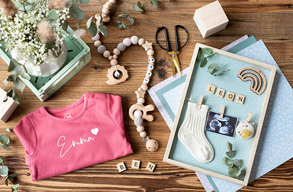 Schöne Geschenkidee: Strampler, Kinderwagenkette und Bilderrahmen mit Namen. Schöne Geschenkidee: Strampler, Kinderwagenkette und Bilderrahmen mit Namen.