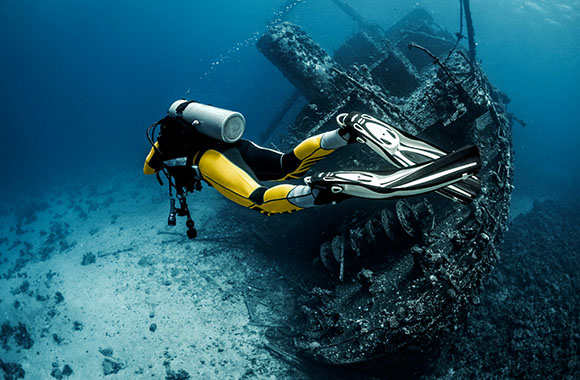 Un plongeur professionnel fait de la plongée sous-marine.