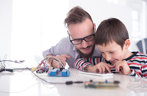Programmieren für Kinder – Vater und Sohn programmieren zusammen.
