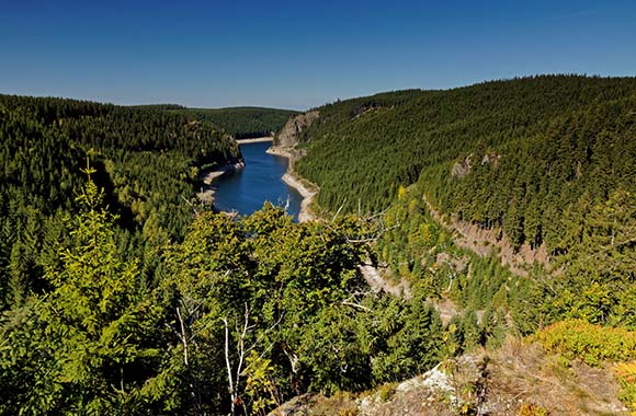Rennsteig wandern – Blick auf die Schmalwassertalsperre. Rennsteig wandern – Blick auf die Schmalwassertalsperre.