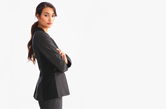 Jak ubrać się na rozmowę kwalifikacyjną? – Kobieta w klasycznym stroju biznesowym.