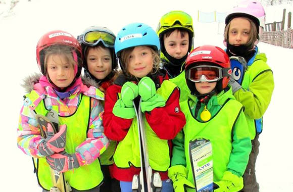 Dzieci uczą się jazdy w Akademii RYTER-SKI i Rogasiowym Przedszkolu. Dzieci uczą się jazdy w Akademii RYTER-SKI i Rogasiowym Przedszkolu.