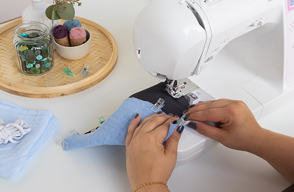 Riciclare la stoffa: cucire due stoffe insieme per creare dei copri ciotole e contenitori.