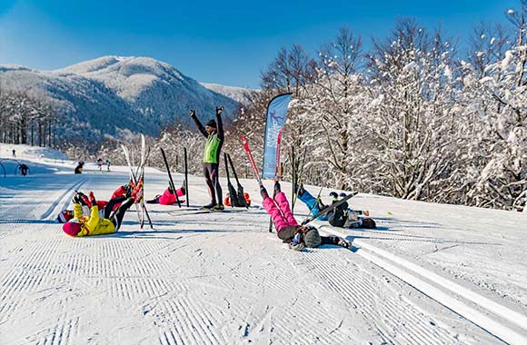 Sciare per bambini: bambini sulla neve con il loro istruttore. Sciare per bambini: bambini sulla neve con il loro istruttore.