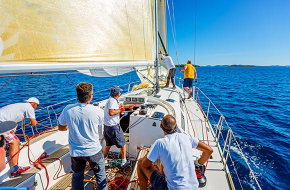 Een dagje zeilen – De mensen op de boot besturen de zeilboot. Een dagje zeilen – De mensen op de boot besturen de zeilboot.