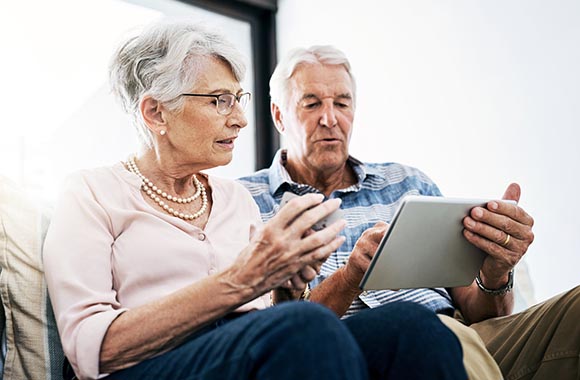 Älteres Paar informiert sich am Tablet zum Online-Banking. Älteres Paar informiert sich am Tablet zum Online-Banking.
