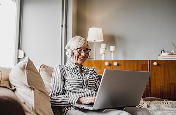 Hobbys en ligne : une dame tchate avec d'autres personnes sur son ordinateur portable. Hobbys en ligne : une dame tchate avec d'autres personnes sur son ordinateur portable.