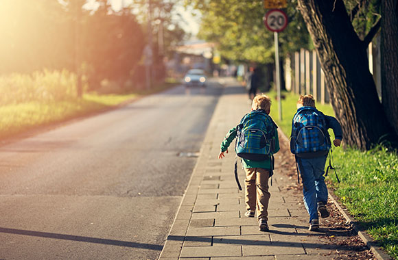 Aller à l'école en toute sécurité - les enfants courent à l'école