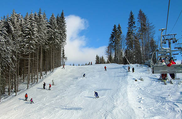 Une piste de ski et des télésièges.