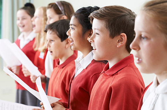 Des enfants chantent dans une chorale.