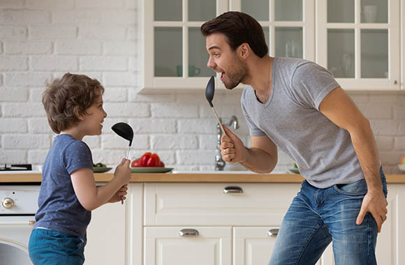 Apprendre le chant aux enfants : un père et son fils chantent. Apprendre le chant aux enfants : un père et son fils chantent.
