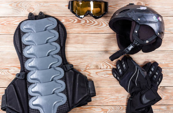 Schutzausrüstung für Skifahrer mit Brille, Helm, Handschuhen und Rückenprotektor. Schutzausrüstung für Skifahrer mit Brille, Helm, Handschuhen und Rückenprotektor.