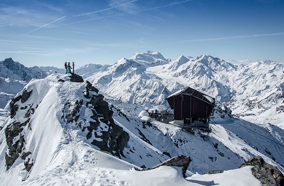 Bergspitze mit Lift.