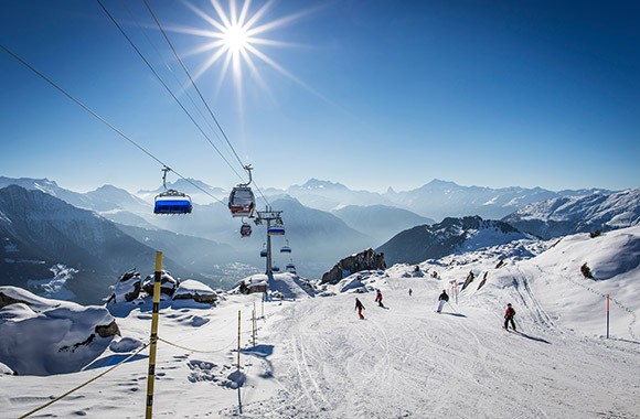 Skilift mit Abfahrt. Skilift mit Abfahrt.