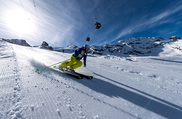 Skifahrer bei der Abfahrt.