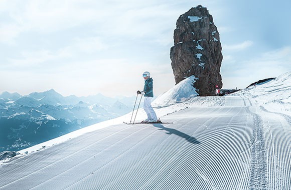 Skifahrerin vor Bergpanorama.