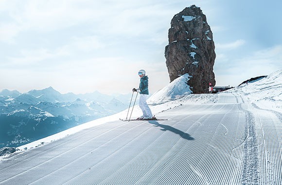 Skifahrerin vor Bergpanorama. Skifahrerin vor Bergpanorama.